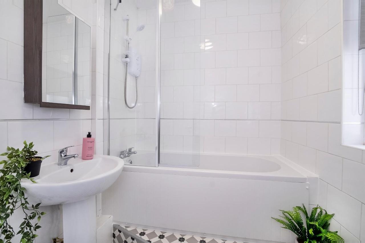 Stylish Hot Tub House With Free Parking! Villa York Luaran gambar