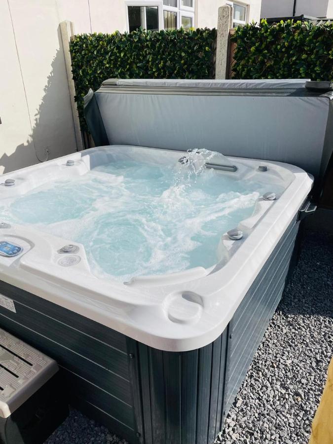 Stylish Hot Tub House With Free Parking! Villa York Luaran gambar